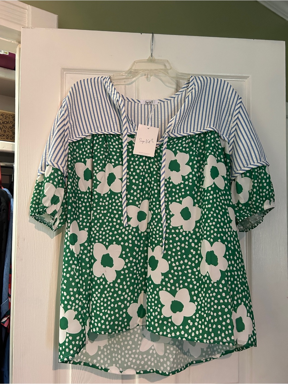 Sage Vell top nwt size 2 xl Green & White Floral Mixed-Print